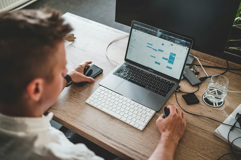 Un homme travaille sur son ordinateur portable