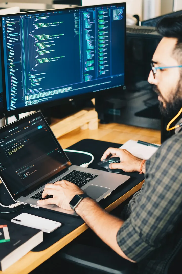 Un développeur devant ses écrans de code